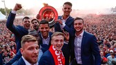 Cầu thủ Twente ăn mừng chiến thắng cùng 20 ngàn CĐV