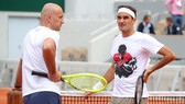 Federer nói chuyện với HLV Ljubicic ở sân Philippe Chatrier