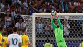 Alisson và ph bay người bắt bóng bằng 2 tay từ tình huống Messi đá phạt hàng rào
