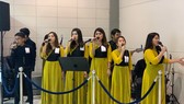 Ban nhạc ca những bài ca chúc mừng Giáng sinh ở sân bay