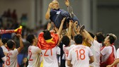 HLV Park Hang Seo được các cầu thủ U22 Việt Nam tung lên trời để ăn mừng chiến thắng (Ảnh Dũng Phương)