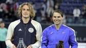 Nadal (phải) đánh bại Tsitsipas để vô địch Mubadala World Tennis Championship lần thứ 5
