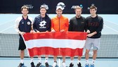 Thiem (ngoài cùng bên trái) đang tập trung cùng tuyển Áo ở ATP Cup 2020