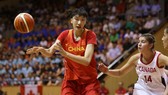 Tuyển bóng rổ nữ Trung Quốc (áo đỏ) gặp khó vì virus Corona