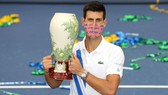 Djokovic đeo khẩu trang nhận cúp vô địch Cincinnati Masters