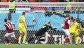 Hàng thủ Ukraine bất lực trước tình huống ghi bàn của Áo