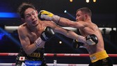 Lomachenko đấm trúng mặt Nakatani