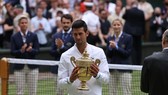 Djokovic và chiếc cúp vô địch Wimbledon