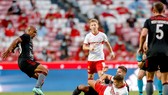 Spartak (trang phục đỏ - trắng) thất thủ trước Benfica