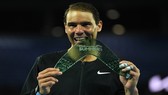 Nadal tìm lại thói quen "cắn cúp"