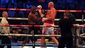 Whyte trúng đòn của Fury
