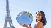 Aelx Eala và chiếc đĩa bạc vô địch Roland Garros trước Tháp Eiffel