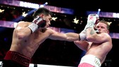 Bivol ra đòn trúng mặt Canelo