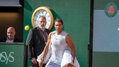 Nadal bước ra sân trong buổi tập đầu tiên