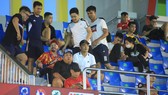 Hoàng cao - áo trắng nón đen ngồi trên khán đài (Ảnh Đình Viên)
