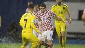 Matteo Kovacic (8, Croatia) đi bóng giữa hàng thủ Kosovo trong "trận thủy chiến" ở Zagreb. Ảnh: Total Croatia News