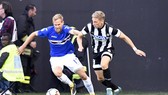 Jens Stryger Larsen (phải, Udinese) đi bóng qua hậu vệ Sampdoria. Ảnh: ANSA