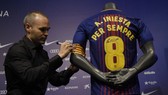 Andrea Iniesta ký vào chiếc áo lưu niệm bản hợp đổng :"suốt đời" với Barcelona. Ảnh: Getty Images.