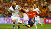 Rodrigo (phải, Tây Ban Nha) tung cú sút chéo góc, mở tỷ số trước Albania.   Ảnh: Getty Images.