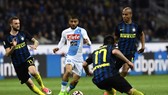 Lorenzo Insigne (Napoli) đi bóng giữa hàng thủ Inter. Ảnh Getty Images.
