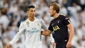 Harry Kane (phải, Tottenham) đề nghị đổi áo với Cristiano Ronaldo. Ảnh: Getty Images.