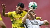 Nuri Sahin (trái, Dortmund) trong oha không chiến với Ante Rebic (Frankfurt). Ảnh: Getty Images.