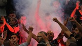 Các fan Lazio quậy phá trên khán đài. Ảnh: Getty Images.