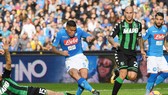 Allan (giữa, Napoli) mở tỷ số trước Sassuolo. Ảnh: Getty Images.