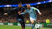 David Silva (phải, Manchester City) cố gắng vượt qua Elseid Hysaj (Napoli). Ảnh: Getty Images.