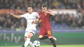 Stefan El Shaarawy (phải, AS Roma) băng vào cắt mặt hậu vệ Chelsea để ghi bàn thứ 2. Ảnh: Getty Images.