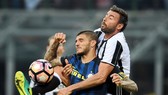 Andrea Barzagli (phải, Juventus) vất vả kèm Mauro Icardi (Inter). Ảnh: Getty Images.