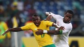 George Maluleka (trái, Nam Phi) tranh bóng với Jacques Faty (Senegal). Ảnh Getty Images.