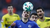 Yevhen Konopljanka (Schalke) vượt qua hàng phòng thủ chết trân của Dortmund. Ảnh: Getty Images.