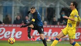 Mauro Icardi (trái, Inter) ghi bàn thắng thứ 16 mùa này. Ảnh: Getty Images. 