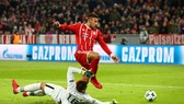 Corentin Tolisso (Bayern Munich) đối mặt thủ thành Alphonse Areola (Paris SG). Ảnh: Getty Images. 