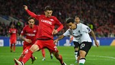 Philippe Coutinho (phải, Liverpool) dứt điểm trước khung thành Spartak Moscow. Ảnh: Getty Images.  