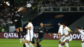 Cristiano Ronaldo (trái, Real Madrid) nỗ lực dứt điểm trong trận bán kết với Al Jazira. Ảnh: Getty Images.