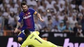 Lionel Messi (trái, Barcelona) sẽ không bỏ qua cơ hội ghi bàn khi đối mặt Keylor Navas (Real Madrid). Ảnh: Getty Images.