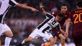 Hậu vệ Kostas Manola (phải, AS Roma) phạm lỗi với Paulo Dybala (Juventus). Ảnh: Getty Images.