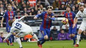 Lionel Messi (Barcelona) vượt qua Luka Modric (trái, Real Madrid). Ảnh: Getty Images