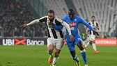 Kalidou Koulibaly đã để Gonzalo Higuain (trái, Juventus) vượt qua trong lần chạm trán gần nhất. Ảnh: Getty Images.