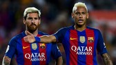 Messi và Neymar luôn đối mặt nhau trong những pha đá phạt. Ảnh: Getty Images.