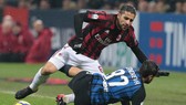 Ricardo Rodriguez (AC Milan) tránh cú tắc của Antonio Candreva (Inter)