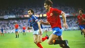 Santiago Urquiaga (Tây Ban Nha) đua tốc độ với Michel Platini trong trận chung kết EURO 1984