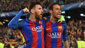 Messi luôn rất gần gũi với Neymar.