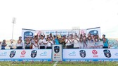 Đội Nam Định nhận cúp vô địch hạng Nhất năm 2017 và có vé dự V-League 2018.