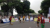 Các cầu thủ nghiệp dư ra thi đấu bóng đá đường phố ngay tại phố đi bộ. Nguồn: CLBHN