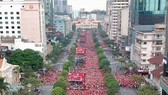 Đỏ rực phố đi bộ Nguyễn Huệ trong trận chung kết lịch sử