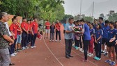 Lãnh đạo Liên đoàn điền kinh Việt Nam tặng quà cho các tuyển thủ. Ảnh: M.HÙNG