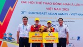 VĐV đua thuyền đã được thưởng "nóng" từ Liên đoàn đua thuyền Việt Nam. Ảnh: N.TRUNG